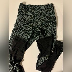 Patterned workout leggings with mesh panels